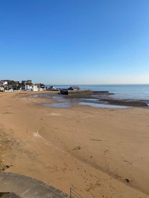 Bungalow. Dogs Welcome! Holiday home Broadstairs